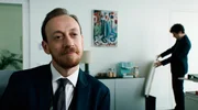 Guido (Niccolo Senni) versucht gemeinsam mit seinem Assistenten die beiden Damen der rechts-konservativen Partei zu coachen. Guido (Niccolo Senni) versucht gemeinsam mit seinem Assistenten die beiden Damen der rechts-konservativen Partei zu coachen.