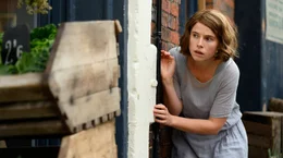 Die unsittliche Rose Gooding (Jessie Buckley) flieht vor der Polizei!