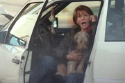 Gerdi (Senta Berger) und Hundi - Gerdis Temperament geht mal wieder mit ihr durch.