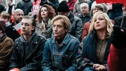 Jasiek (Franciszek Englert, links), Aniela Wesoly (Małgorzata Hajewska , Mitte) und Iza (Joanna Kulig, rechts) nehmen gemeinsam an der Maidemonstration teil.