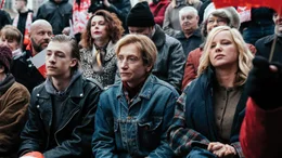 Jasiek (Franciszek Englert, links), Aniela Wesoly (Małgorzata Hajewska , Mitte) und Iza (Joanna Kulig, rechts) nehmen gemeinsam an der Maidemonstration teil.