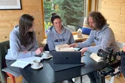 Die Geschwister Gelzhäuser planen mit ihrer Architektin Luisa Pfeifer (l.) ein neues Modulhaus. Die Geschwister Gelzhäuser planen mit ihrer Architektin Luisa Pfeifer (l.) ein neues Modulhaus.