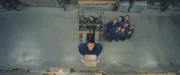 Das Manko Akkurat steht mit einem kleinen Paket in der Hand v&ouml;llig ungesichert auf dem Gabelstapler. Die anderen starren zu ihm hoch. Von links: Manko Akkurat (Florian Anderer), Dumm Manko (Jonas Hien), Wichtig Manko (David Simon), Horror Manko (Carol Schuler), Mauerbl&uuml;mchen Manko (Julia Schubert), Perplex Manko (Sebastian Gr&uuml;newald), Romantik Manko (Jan Krauter), Bienchen Manko (Annika Meier), Panik Manko (Sarah Bauerett)