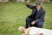 Inspector Sullivan (Tom Chambers) untersucht den Schlüsselanhänger, den er in der Nähe von Ginnie Goddens (Holly Lucas) Leiche gefunden hat. Inspector Sullivan (Tom Chambers) untersucht den Schlüsselanhänger, den er in der Nähe von Ginnie Goddens (Holly Lucas) Leiche gefunden hat.