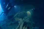 Taucher untersuchen das Wrack des Flugzeugtr&auml;gers USS Saratoga.