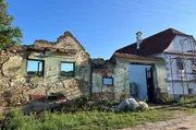 Neben der Ruine eines verfallenen Bauernhauses in Gherdeal steht ein frisch restauriertes Gebäude. Das Dorf in Siebenbürgen wird langsam wiederbelebt. Neben der Ruine eines verfallenen Bauernhauses in Gherdeal steht ein frisch restauriertes Gebäude. Das Dorf in Siebenbürgen wird langsam wiederbelebt.