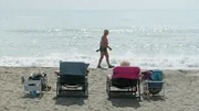 Sommerurlauber an einem der beliebten Badestrände der spanischen Costa del Sol. Hier investierten Deutsche mit dubioser Vergangenheit in Ferienimmobilien/die Tourismusindutrie – wie auch in Dénia an der Costa Blanca. Sommerurlauber an einem der beliebten Badestrände der spanischen Costa del Sol. Hier investierten Deutsche mit dubioser Vergangenheit in Ferienimmobilien/die Tourismusindutrie – wie auch in Dénia an der Costa Blanca.