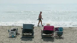Sommerurlauber an einem der beliebten Badestr&auml;nde der spanischen Costa del Sol. Hier investierten Deutsche mit dubioser Vergangenheit in Ferienimmobilien/die Tourismusindutrie &ndash; wie auch in D&eacute;nia an der Costa Blanca.