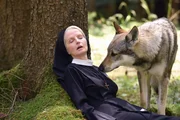 Schwester Agnes (Emanuela von Frankenberg) wartet auf den Wolf.