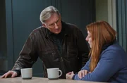 Alex Ridley (Adrian Dunbar, li.), Jean Dixon (Elizabeth Berrington, re.) Alex Ridley (Adrian Dunbar, li.), Jean Dixon (Elizabeth Berrington, re.)