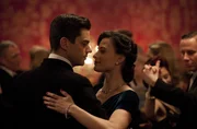 Ian Fleming (Dominic Cooper, l.), Ann O’Neill (Lara Pulver, r.) Ian Fleming (Dominic Cooper, l.), Ann O’Neill (Lara Pulver, r.)