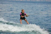 Luna beim Wakeboarden.