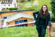 Zu Beginn musste Lisa (31) das Grundstück erst urbar machen – eine der größten Herausforderungen des Projekts. Zu Beginn musste Lisa (31) das Grundstück erst urbar machen – eine der größten Herausforderungen des Projekts.