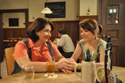 Moni ist ger&uuml;hrt von Stadlbauers Versuchen, Kathi in ihrem Liebeskummer beizustehen. Von links: Monika Vogl (Christine Reimer) und Katharina Benninger (Carina Dengler).