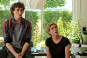 Nina (Brigitte Zeh) und ihr Sohn Theo Feldkamp (Jonathan Lade) sind tief bestürzt über den Tod des Ehemanns und Vaters. Nina (Brigitte Zeh) und ihr Sohn Theo Feldkamp (Jonathan Lade) sind tief bestürzt über den Tod des Ehemanns und Vaters.