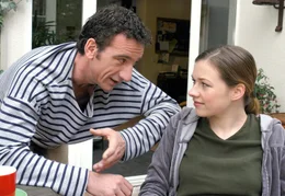 Frank (Heio von Stetten) versucht seine Tochter Franzi (Kathrin Enenkel) aufzuheitern.