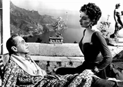 Ravello im Filmfieber: Auf der Terrasse der Villa Cimbrone sonnt sich Humphrey Bogart unter den Augen von Filmpartnerin Gina Lollobrigida bei den Dreharbeiten zu &bdquo;Schach dem Teufel&ldquo; (1953).