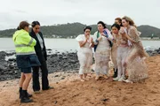 Deb und Mihi befragen am Strand die Partytruppe, doch deren Erinnerungen an den gestrigen Tag erweisen sich als extrem l&uuml;ckenhaft. Von links: PC Deb Brighton (Morgana O'Reilly), DC Mihi Renata (Roimata Fox), Sophie (Courtney Dawson), Caityln (Johanna Cosgrove), Amy (Rhiannon McCall), Sarah (Ally Xue), Rebecca (Holley Shervey).