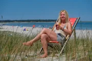 Im Klappstuhl in den Dünen und dazu ein kühles Getränk - unbezahlbar! Im Klappstuhl in den Dünen und dazu ein kühles Getränk - unbezahlbar!