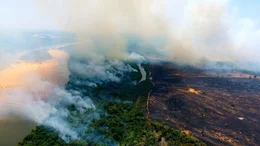 Feuer bedrohen das Naturschutzgebiet in der Trockenzeit.