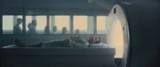 Das Manko Akkurat (Florian Anderer) wird in eine MRT-Röhre gefahren beobachtet vom Manko. Hinter der Trennwand mit Fenstern stehen von links: Perplex Manko (Sebastian Grünewald), Horror Manko (Carol Schuler), Gute Laune Manko (Bastian Reiber), Mauerblümchen Manko (Julia Schubert), Dumm Manko (Jonas Hien), Panik Manko (Sarah Bauerett), Romantik Manko (Jan Krauter). Das Manko Akkurat (Florian Anderer) wird in eine MRT-Röhre gefahren beobachtet vom Manko. Hinter der Trennwand mit Fenstern stehen von links: Perplex Manko (Sebastian Grünewald), Horror Manko (Carol Schuler), Gute Laune Manko (Bastian Reiber), Mauerblümchen Manko (Julia Schubert), Dumm Manko (Jonas Hien), Panik Manko (Sarah Bauerett), Romantik Manko (Jan Krauter).