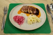 Tagesmotto "Leibgericht": Schwäbischer Rostbraten mit Schalotten-Jus, Spätzle und zweierlei Zwiebeln von Stefan Schiefelbein Tagesmotto "Leibgericht": Schwäbischer Rostbraten mit Schalotten-Jus, Spätzle und zweierlei Zwiebeln von Stefan Schiefelbein