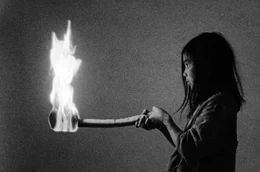 Die Protagonistin Moon (Moon Guo Barker) sucht in einer fast postapokalyptischen Welt nach Sinn und Orientierung.
