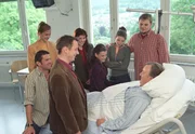 Nach Achims (Dieter Pfaff, re.) Schwächeanfall versammelt sich seine Familie an seinem Krankenbett. Boris (Arndt Schwering-Sohnrey, 2.v.li.), Arnulf (Steffen Groth, li.), Vera (Mareike Lindenmeyer, 2.v.re. hinten), Anna (Katharina Wackernagel, 2.v.li. hinten), Achim junior (Maximilian Pfaff, re. hinten), Zwillinge Anke (Anika Schulz) und Angela (Anita Schulz). Nach Achims (Dieter Pfaff, re.) Schwächeanfall versammelt sich seine Familie an seinem Krankenbett. Boris (Arndt Schwering-Sohnrey, 2.v.li.), Arnulf (Steffen Groth, li.), Vera (Mareike Lindenmeyer, 2.v.re. hinten), Anna (Katharina Wackernagel, 2.v.li. hinten), Achim junior (Maximilian Pfaff, re. hinten), Zwillinge Anke (Anika Schulz) und Angela (Anita Schulz).
