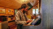 Kastanienbauer Marco Giovanoli aus Soglio an seinem Klavier im Stall. Kastanienbauer Marco Giovanoli aus Soglio an seinem Klavier im Stall.
