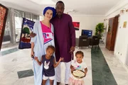 Noemi und Serge mit den beiden T&ouml;chtern Nora und Yene in Senegal.