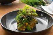 Vegetarisches Tatar mit Senfbl&auml;ttern und gepufftem Senf.