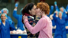 Joanne (Annabel Scholey, li.) und Helen (Louise Brealey) lassen sich auf einen Flirt ein. (Lizenzzeiten bis 30.09.2026)