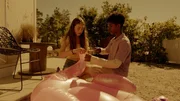 Jemand hat Leas (Sophia Haug) Flamingo kaputt gemacht. William (Caleb Kebreab) hilft ihr beim Reparieren. Jemand hat Leas (Sophia Haug) Flamingo kaputt gemacht. William (Caleb Kebreab) hilft ihr beim Reparieren.