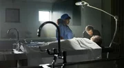Um den Fall nicht zu gefährden erbittet Ermittler Bjørn (Jan Krauter, re.) die Pathologin Dr. Lina (Mukamajulé Michelo, li.) um Verschwiegenheit. Um den Fall nicht zu gefährden erbittet Ermittler Bjørn (Jan Krauter, re.) die Pathologin Dr. Lina (Mukamajulé Michelo, li.) um Verschwiegenheit.