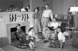 Einige Jahre vor dem Verbrechen: Bonnie (2.v.r.) und Herb Clutter (3.v.r.) wurden im November 1959 zusammen mit ihren Kindern Kenyon (li.) und Nancy (2.v.l.) grausam ermordet.