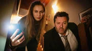 Pathologin Dr. Gina Kadinsky (Cristina Ionda) und Mike Shepherd (Neill Rea, re.) begutachten den brutal ermordeten Bestsellerautor Jack Rudd.