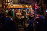 Peter Maffay (l.) und Peter Graham (M.) performen ihre "Song Trip"-Version von "Sonne in der Nacht" im "Layla's Honky Tonk" in Nashville. Peter Maffay (l.) und Peter Graham (M.) performen ihre "Song Trip"-Version von "Sonne in der Nacht" im "Layla's Honky Tonk" in Nashville.