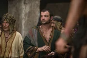 Ashur (Nick Tarabay, r.)