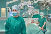 ARD/MDR IN ALLER FREUNDSCHAFT 749, "Wunder Punkt". Dr. Lea Peters (Anja Nejarri, vorn) hat die Operation ihres Freundes Jenne Derbeck (Patrick Kalupa, liegend) selbst übernommen. Doch sie hat ihre Kräfte überschätzt - während des Eingriffs fangen plötzlich ihre Hände an zu zittern. Sie bittet überraschend Dr. Roland Heilmann (Thomas Rühmann, 2.v.re.) zu übernehmen. Auch Dr. Kathrin Globisch (Andrea Kathrin Loewig, re.) hat Lea noch nie in solch einer Verfassung gesehen. hi.li.: OP-Schwester Sarah Zeising ARD/MDR IN ALLER FREUNDSCHAFT 749, "Wunder Punkt". Dr. Lea Peters (Anja Nejarri, vorn) hat die Operation ihres Freundes Jenne Derbeck (Patrick Kalupa, liegend) selbst übernommen. Doch sie hat ihre Kräfte überschätzt - während des Eingriffs fangen plötzlich ihre Hände an zu zittern. Sie bittet überraschend Dr. Roland Heilmann (Thomas Rühmann, 2.v.re.) zu übernehmen. Auch Dr. Kathrin Globisch (Andrea Kathrin Loewig, re.) hat Lea noch nie in solch einer Verfassung gesehen. hi.li.: OP-Schwester Sarah Zeising