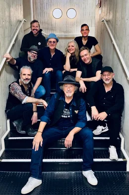 "Verdammt lang her", dass Wolfgang Niedecken (vorn) 1976 vor einem halben Jahrhundert seine Band gr&uuml;ndete! 50 Jahre BAP, das sind auch 50 Jahre Musikgeschichte. Manche Bands begleiten Generationen, manche Songs werden zum Soundtrack eines Lebens. Und manche Geschichten sind so eng mit dem Westen verbunden, dass sie l&auml;ngst Teil der kulturellen Identit&auml;t unseres Landes geworden sind. BAP geh&ouml;rt zu diesen Geschichten. Am 1. August zeigt das WDR Fernsehen in einer 120-min&uuml;tigen Sonderausgabe das gro&szlig;e Jubil&auml;umskonzert "50 Jahre BAP" aus dem K&ouml;lner RheinEnergieStadion. Vor zehntausenden begeisterten Fans feierte die Band um Wolfgang Niedecken im Juli 2026 ihr au&szlig;ergew&ouml;hnliches Jubil&auml;um - ein Abend voller Emotionen, Erinnerungen und musikalischer H&ouml;hepunkte aus f&uuml;nf Jahrzehnten Bandgeschichte.