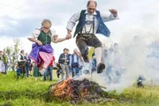 Der Sprung ueber ein stark rauchendes Feuer bringt Glueck f&uuml;r die anstehende Hochzeit. Springt man mit einem Kraeuterguertel und verbrennt diesen danach, geht man gesund durch&acute;s naechste Jahr.Zu sehen in ServusTV's "Heimatleuchten - Steiermark, oafoch echt - sunst nix..." in Graden, Steiermark, Oesterreich.