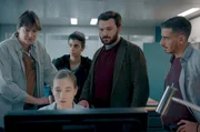 Das gesamte Polizeiteam (v.l.n.r.: Vincent Babel, St&eacute;phanie Schneider, Karine Guignard, Thibaut Evrard, Cyprien Colombo) beginnt, die Schattenseiten der Vergangenheit der Staatsanw&auml;ltin Anne Dupraz aufzudecken.