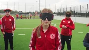 Amy Kober (Mitte) beim Training der Blindenmannschaft von Fortuna Düsseldorf. Amy Kober (Mitte) beim Training der Blindenmannschaft von Fortuna Düsseldorf.