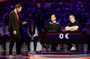 Moderator Kai Pflaume (l.) mit Rateteam-Kapit&auml;n Elton (r.) und dem Musiker Sascha Vollmer (M.), alias &sbquo;Hoss Power&lsquo; von "The BossHoss".