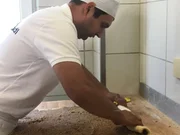 B&auml;ckerei-Besitzer Stefan Krau&szlig; beim Zubereiten des traditionellen Nusszopfes.