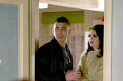 Debbie (Selin Hizli) und Ryan (Aaron Heffernan) sind etwas &uuml;berfordert mit dem Wirrwarr bei Cathy.