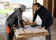 Constantin Klumpp (Robert Besta, re.) ist von Sophie (Janina Flieger, li.) beeindruckt.