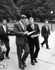 US-Präsident John F. Kennedy (2.v.l.) und sein Sicherheitsberater McGeorge Bundy (2.v.r.) betrachten nach einem Treffen mit dem panamaischen Präsidenten Roberto F. Chiari ein Dokument. Aufnahme auf dem Nordrasen des Weißen Hauses in Washington, D.C. US-Präsident John F. Kennedy (2.v.l.) und sein Sicherheitsberater McGeorge Bundy (2.v.r.) betrachten nach einem Treffen mit dem panamaischen Präsidenten Roberto F. Chiari ein Dokument. Aufnahme auf dem Nordrasen des Weißen Hauses in Washington, D.C.