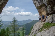 Die Wandergruppe von Zdravko Haderlap unter dem Felsentor auf der Uschowa-Anhöhe Die Wandergruppe von Zdravko Haderlap unter dem Felsentor auf der Uschowa-Anhöhe