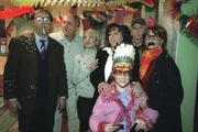 In Gerdis Datscha feiern Horst Ziegler (Johann Adam Oest, l.), Rocco (Günter Maria Halmer, 2.v.l.), Heidi (Gisela Schneeberger, 3.v.l.), Monika (Gundi Ellert, M.), Frank (Michael Gwisdek, 2.v.r.), Gerdi (Senta Berger, r.) und Pamela (Adina Taszmann, 3.v.r.) gemeinsam Silvester. In Gerdis Datscha feiern Horst Ziegler (Johann Adam Oest, l.), Rocco (Günter Maria Halmer, 2.v.l.), Heidi (Gisela Schneeberger, 3.v.l.), Monika (Gundi Ellert, M.), Frank (Michael Gwisdek, 2.v.r.), Gerdi (Senta Berger, r.) und Pamela (Adina Taszmann, 3.v.r.) gemeinsam Silvester.